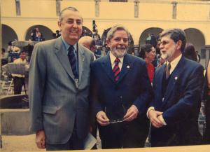 O embaixador Gilberto Saboia, então subsecretário-geral de Assuntos Políticos do Itamaraty, o ministro das Relações Exteriores, Celso Amorim e o presidente da República, Luiz Inácio Lula da Silva, posam para foto durante reunião do Grupo do Rio - fórum diplomático que envolve países da América Latina e Caribe -, realizada na cidade peruana de Cuzco.